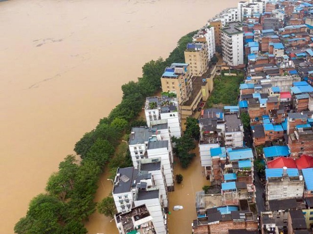 中國南方各地最近飽受豪大雨引發的嚴重洪災之苦。(圖：微博)