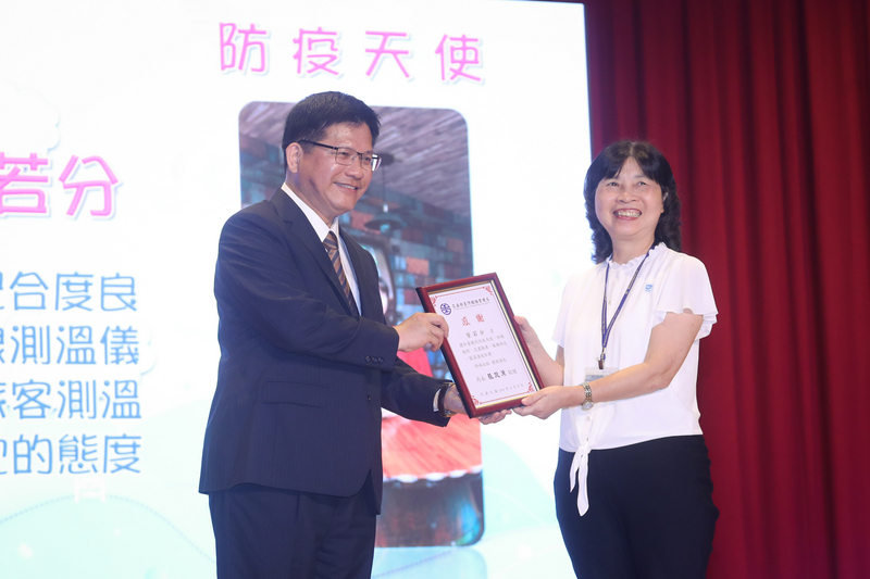 「台鐵133週年慶暨鐵路節慶祝大會」9日在台鐵大樓舉行，交通部長林佳龍（左）頒獎表揚辛苦防疫的工作人員。(圖：中央社)