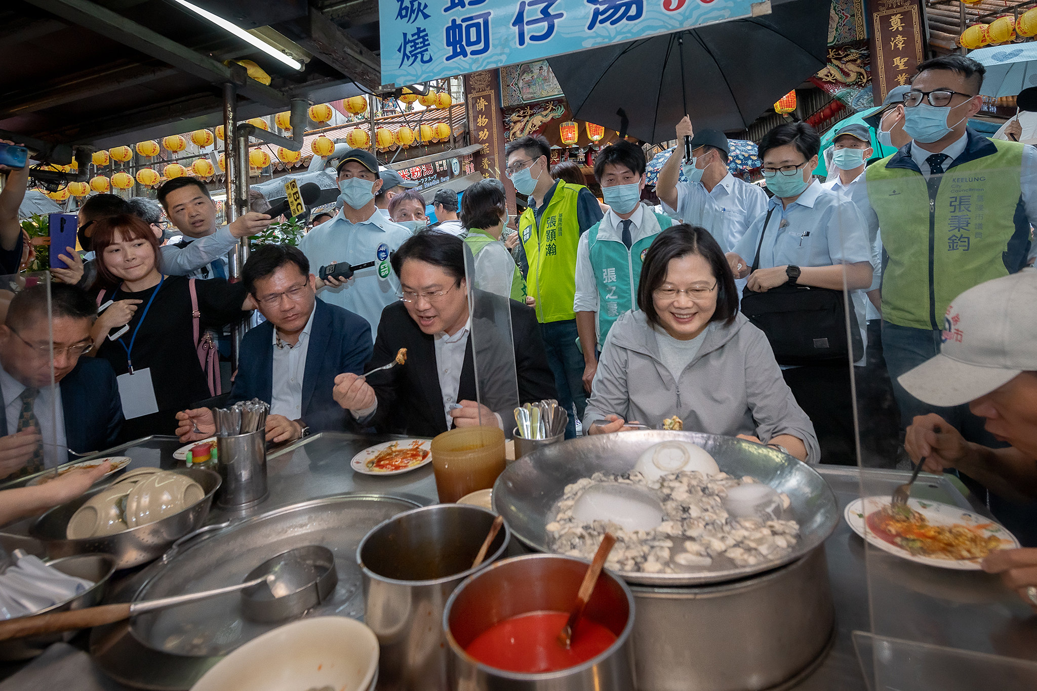 蔡英文總統9日走訪基隆廟口夜市。(圖：總統府Flickr)