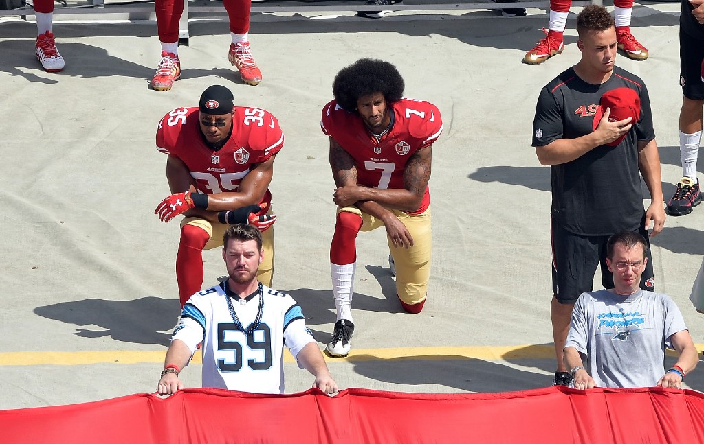 演唱國歌時跪地抗議，是在2016年由前舊金山49人隊(Francisco 49ers)四分衛卡珀尼克(Colin Kaepernick, 7號球衣)所發起，藉以凸顯種族和社會不公。(檔案照片/AFP)