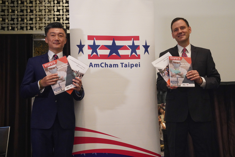 台北市美國商會會長金奇偉（C.W. Chin）（左）與台北市美國商會執行長傅維廉（William Foreman）（右）10日在台北，出席「2020台灣白皮書」發表會。(圖:中央社)