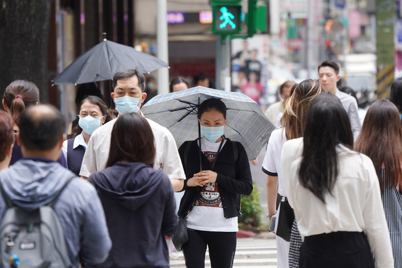 中央氣象局指出，16日各地高溫炎熱逾34度，午後山區局部雷陣雨。(資料照片/中央社)