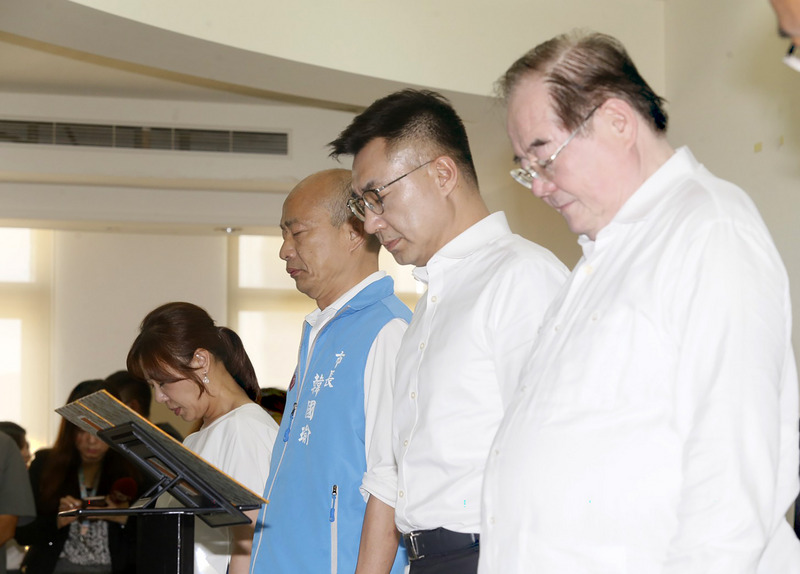 國民黨籍高雄市議會議長許崑源日前墜樓身亡，黨主席江啟臣10日帶隊南下高雄弔唁，並舉辦行動中常會，高雄市長韓國瑜也到場，眾人會中一起為許崑源默哀。(圖：中央社)