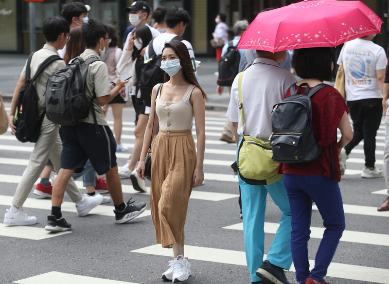 中央氣象局15日指出，尤其大台北地區有局部35、36度以上高溫發生，外出請做好防曬措施，並多補充水分｡(資料照片/中央社)