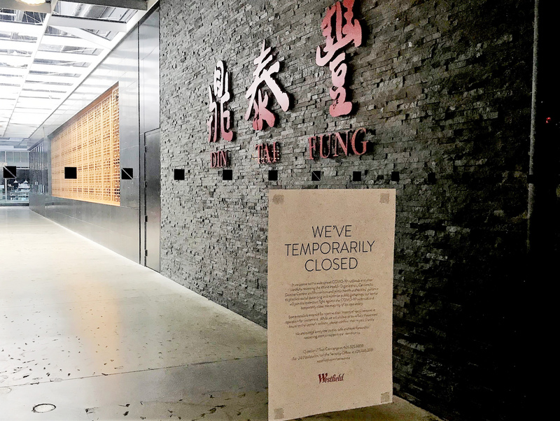 疫情衝擊經濟，台灣知名餐廳鼎泰豐10日宣布關閉在加州阿凱迪亞（Arcadia）的第一家分店。圖為購物中心內的分店日前因疫情暫時停業。(圖:中央社)