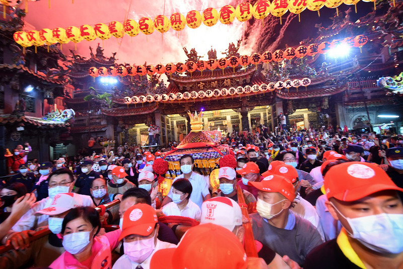 台中大甲鎮瀾宮媽祖11日晚間11時起駕展開9天8夜遶境進香之旅，總統府秘書長蘇嘉全（中後）、台中市長盧秀燕（中前）出席盛典並參與扶轎。(圖:中央社)