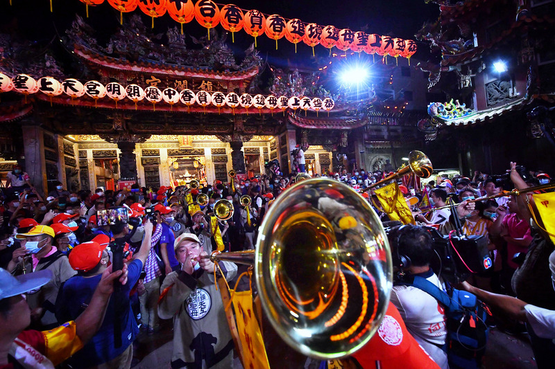 大甲媽祖遶境進香之旅，媽祖鑾轎在哨角隊前導下，由轎班扛起緩緩起步，展開9天8夜遶境之旅。
