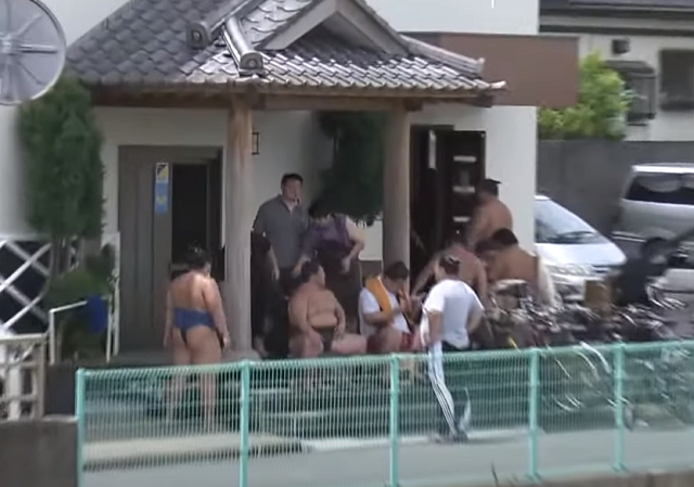 日本東京都足立區10日發生一名女性意圖跳河尋短，幸運被附近約20名大相撲力士救起的佳話。(圖擷自YouTube)