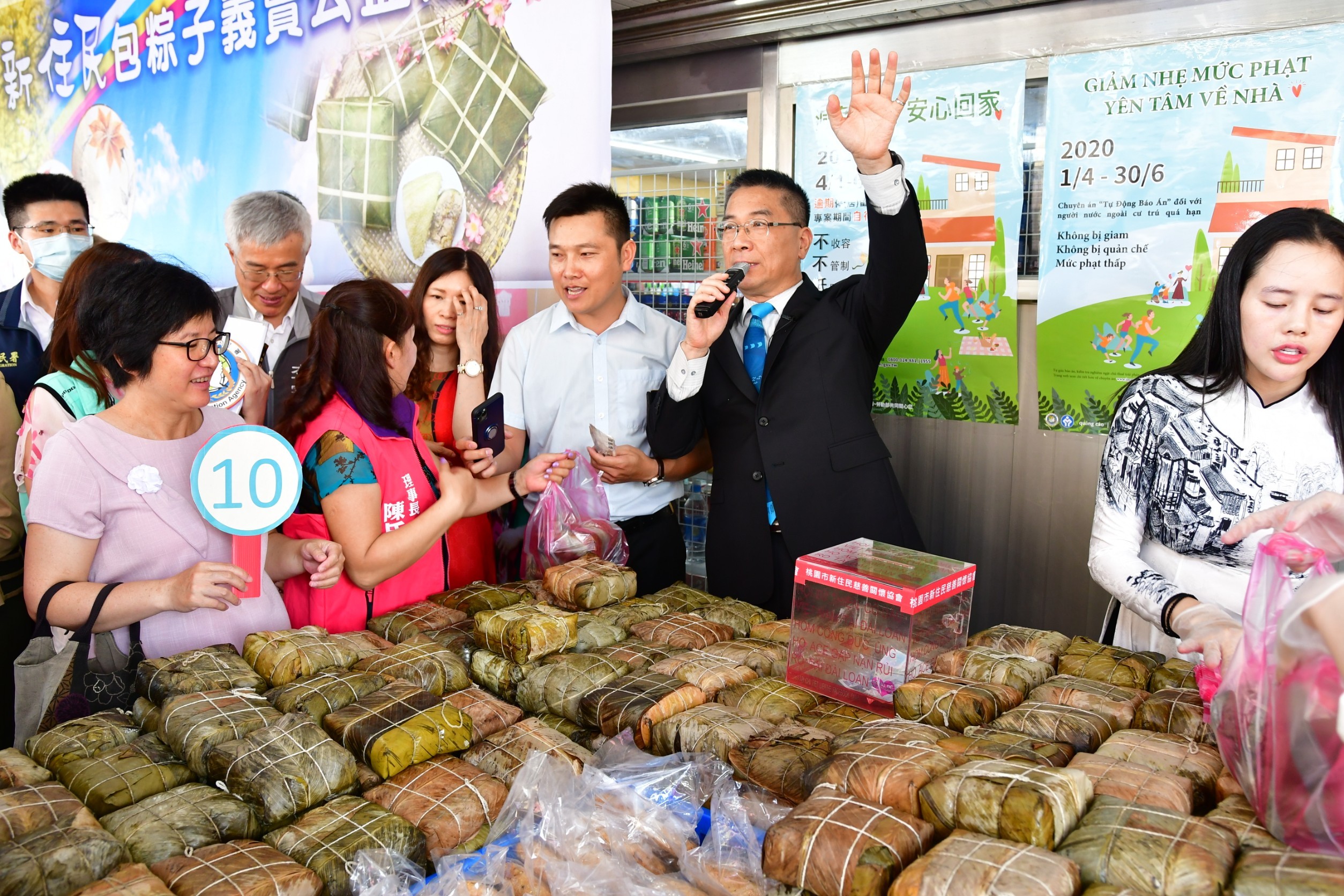 徐國勇12日與新住民姊妹一起包越南粽義賣，所得將用於協助無法返國移工暫時安置及未來購買返鄉機票。(內政部提供)