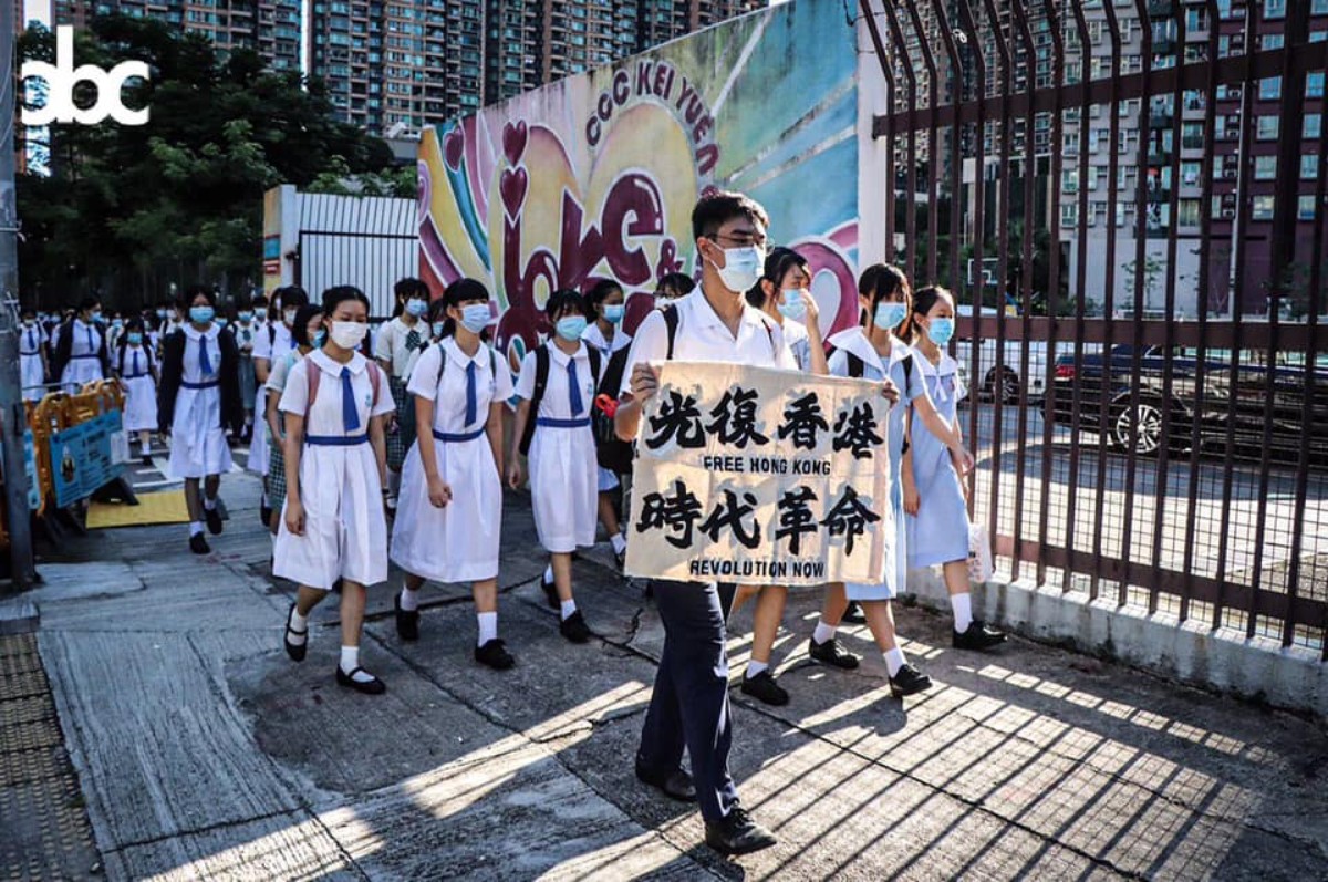 圖為今年612衝突週年，香港中學生高喊「獨立」口號( Chin Wa﻿攝，城市廣播臉書)
