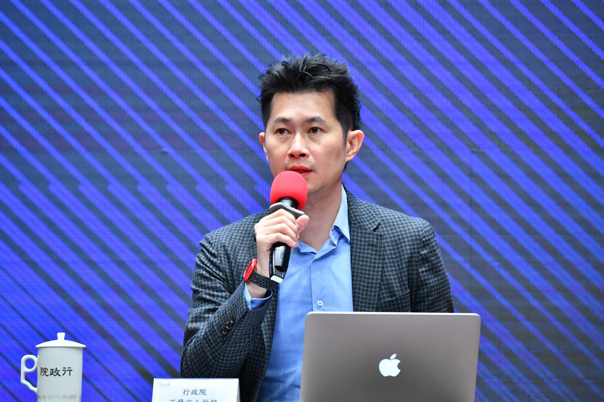 民進黨中央將舉行攸關黨內派系競合的黨職選舉，有媒體指出，行政院長蘇貞昌為了確保「蘇系」常委席次而向蔡英文總統請託支援。對此，行政院發言人丁怡銘今天(14日)澄清，相關報導內容完全無事實根據、均為憑空杜撰。(行政院提供)