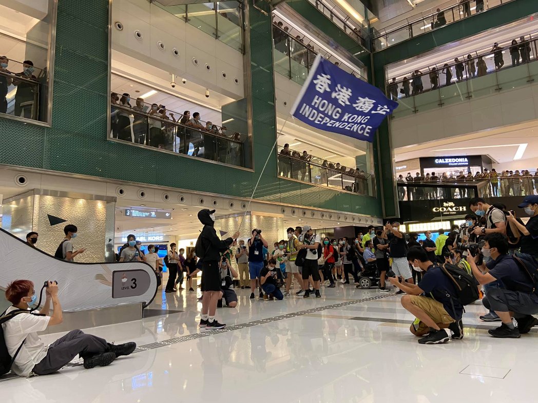 香港「反送中」運動包圍立法會1週年，有網民發起晚上在多區舉辦相關展覽及「同唱榮光」活動。(圖/推特)