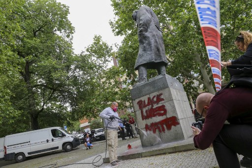 前首相邱吉爾(Winston Churchill)的雕像日前遭人塗鴉及面臨破壞風險。(AFP)