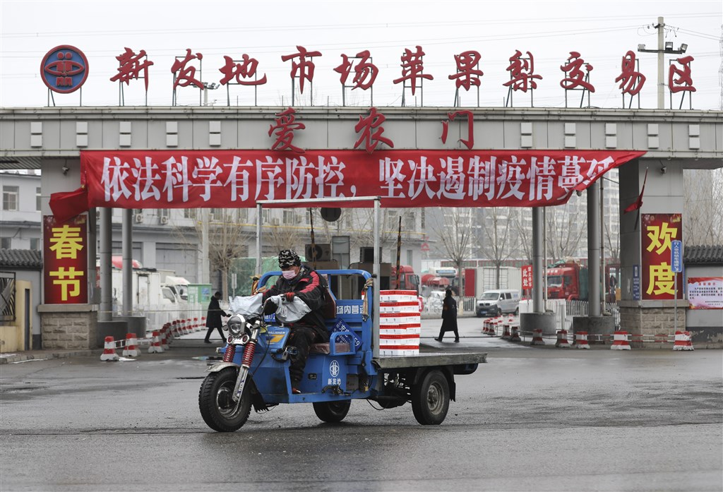 北京官方宣布新發地批發市場從業人員及環境已檢出病毒呈核酸陽性，13日清晨3時起休市，上萬名市場人員將接受核酸檢測。（檔案照片／中新社提供）