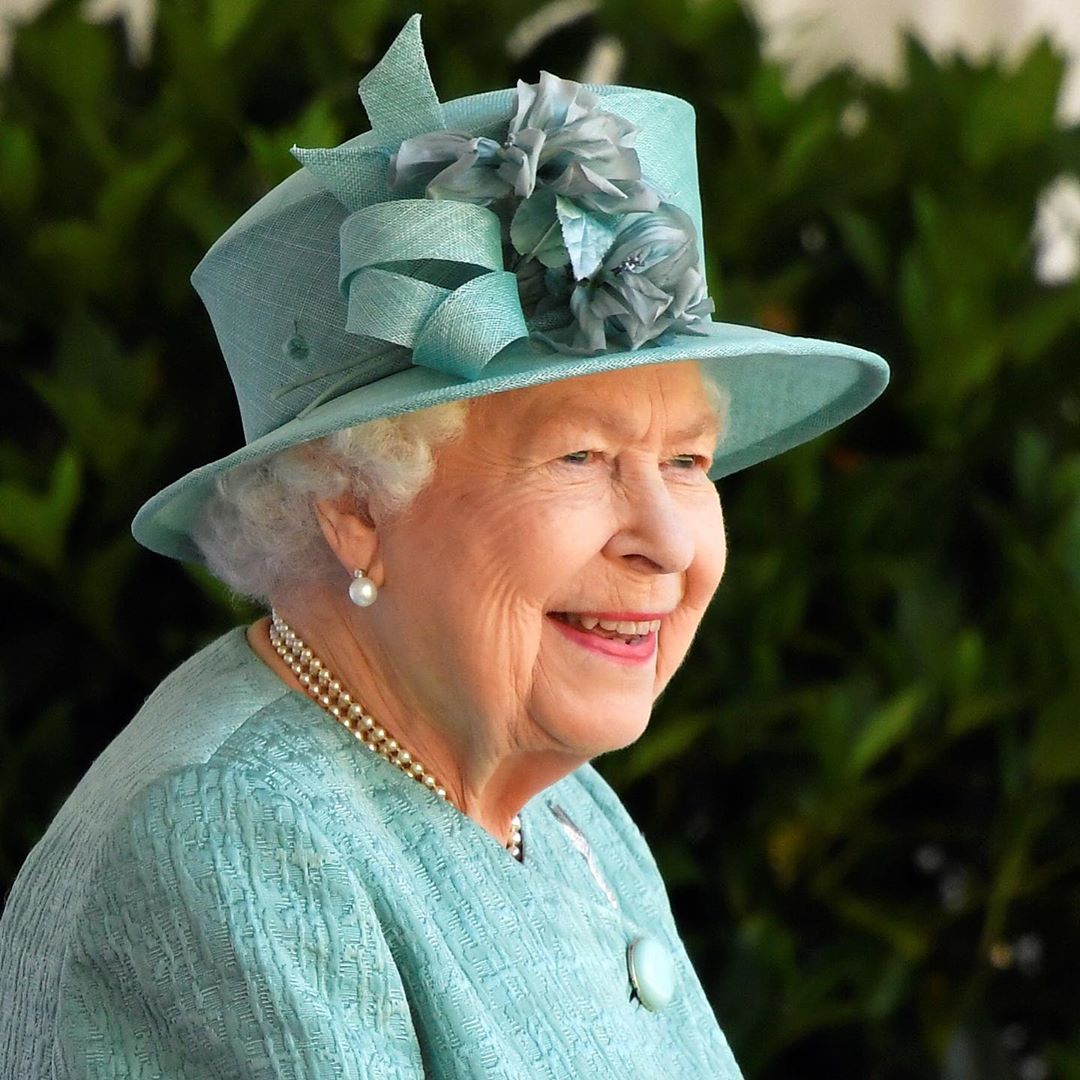 英國女王伊莉莎白二世(Queen Elizabeth II)(圖)透過線上遠距欣賞新畫像。(圖：英國皇家IG)