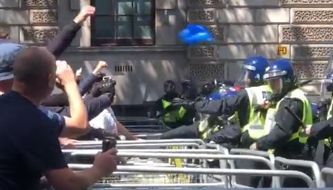 倫敦右翼群眾抗衡反種族歧視示威逾百人被捕(圖截自推特)