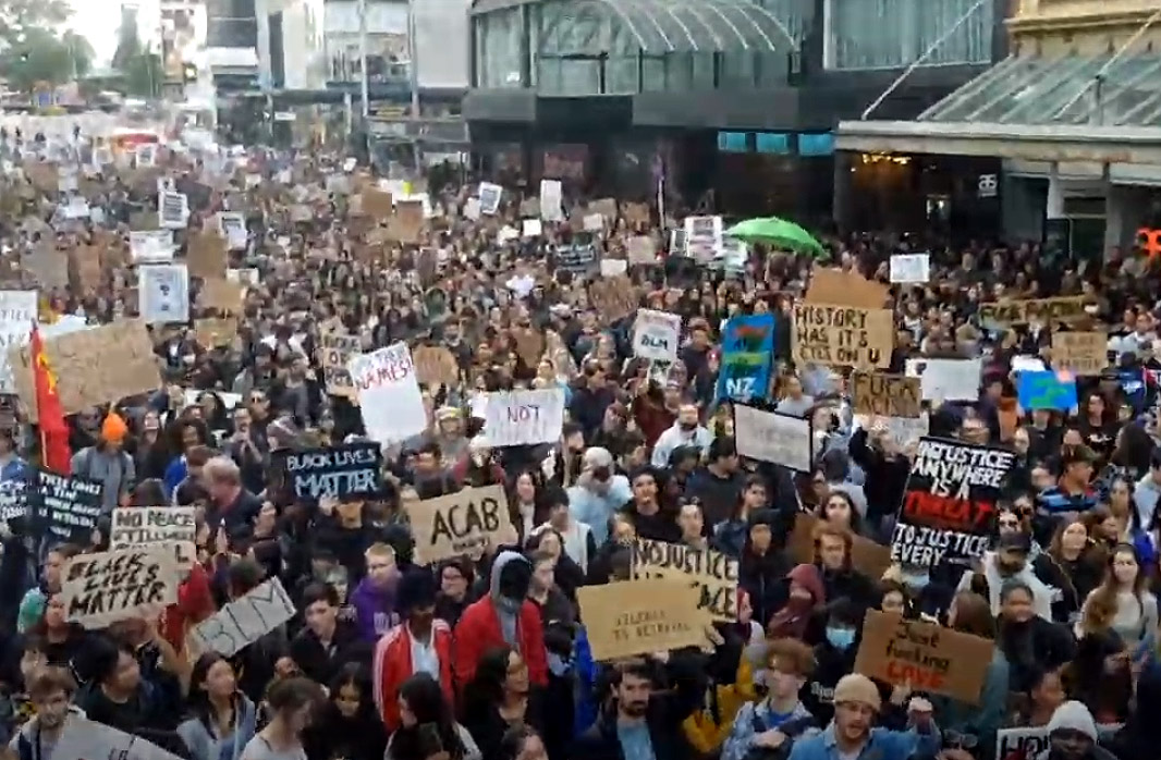 紐西蘭的奧克蘭(Auckland)14日有數千民眾連續第二週集會，支持「黑人的命也是命」(Black Lives Matter)運動。(翻攝自YouTube)