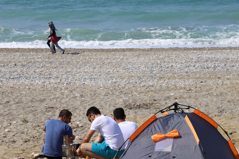 土耳其民眾14日在南部地中海城市艾蘭亞（Alanya）附近海灘享受疫情下的陽光。(圖:中央社)