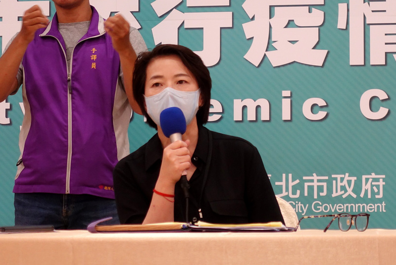 台北市副市長黃珊珊15日上午召開「校園解封政策」記者會表示，評估武漢肺炎疫情趨緩，決議全市高中職以下學校提前至20日全面開放。(圖：中央社)