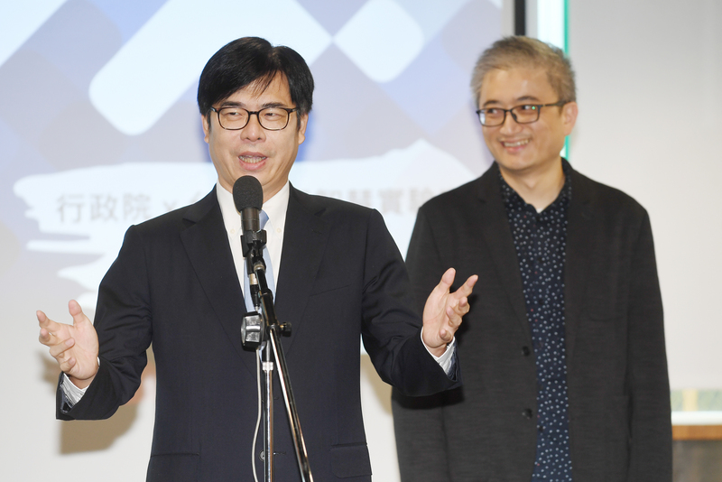 行政院副院長陳其邁（左）15日參訪台灣人工智慧實驗室（Taiwan AI Labs）時表示，政府捍衛台灣主權的決心沒有任何改變，不論是執法或護漁都是政府每天在做的工作。(圖：中央社)