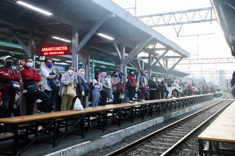 大雅加達地區通勤列車擁擠，印尼政府防治武漢肺炎小組建議公司行號讓員工兩班制上班，降低感染風險。圖攝於6月11日。(圖：中央社)