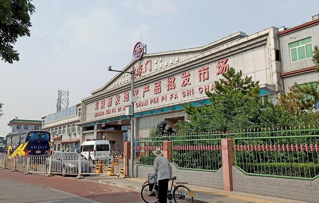 北京市新發地批發市場，是一座歷經30多年發展而形成的超大型農畜水產市集，供應著北京近九成的食品。不僅如此，這座市場更向外省拓展業務，形成龐大的產銷網路。(圖/微博)