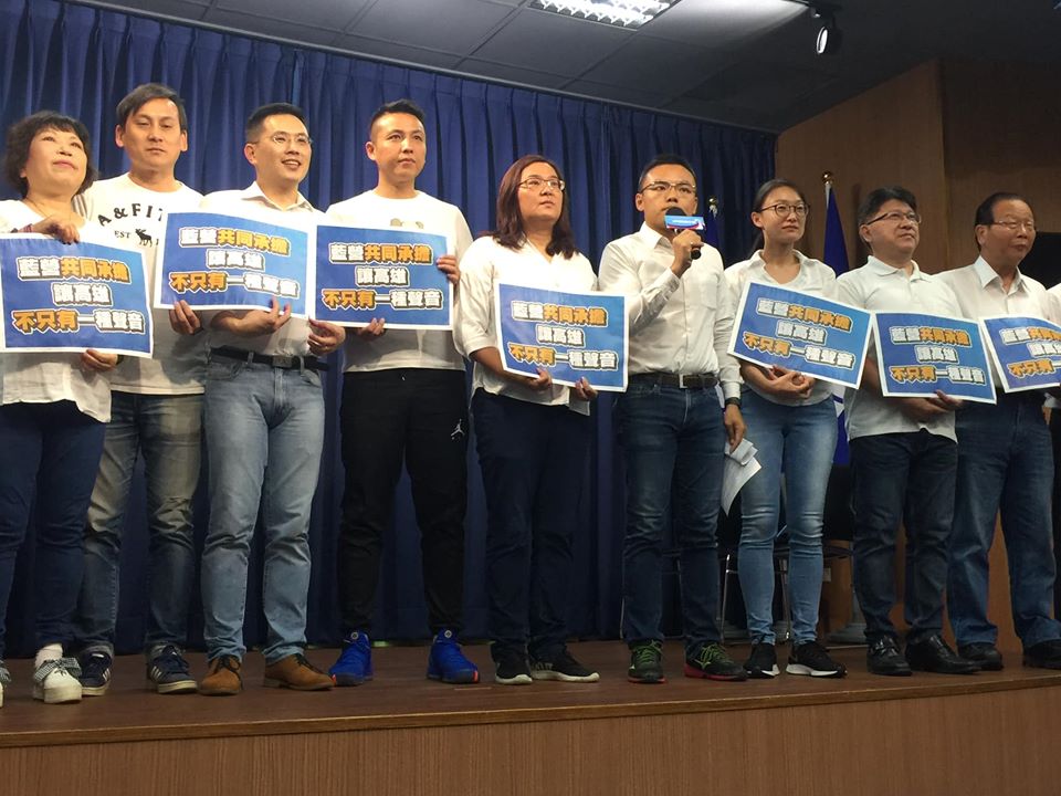 針對高雄市長補選，藍綠兩黨開始備戰，國民黨籍民意代表今天(14日)下午更舉行記者會，強調願意輔選抬轎。國民黨立委洪孟楷則宣讀希望黨中央盡快提名人選、黨籍民代願意南下輔選以及強調這是一場「韓市政」與「民進黨市政」比較之戰的三點聲明，除呼籲黨內團結也希望讓民眾了解國民黨沒有放棄高雄。(蕭照平攝)