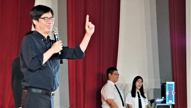 行政院副院長陳其邁（左）16日回母校高雄中學參加畢業典禮，受到師生熱烈歡迎，他致詞期勉學弟不要放棄，勇敢完成自己夢想。(圖：中央社)