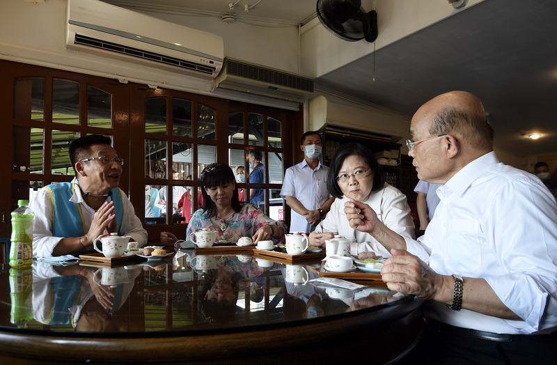 總統蔡英文（前右2）16日與行政院長蘇貞昌（前右）一起走訪九份老街。（總統府記者聯誼會提供）