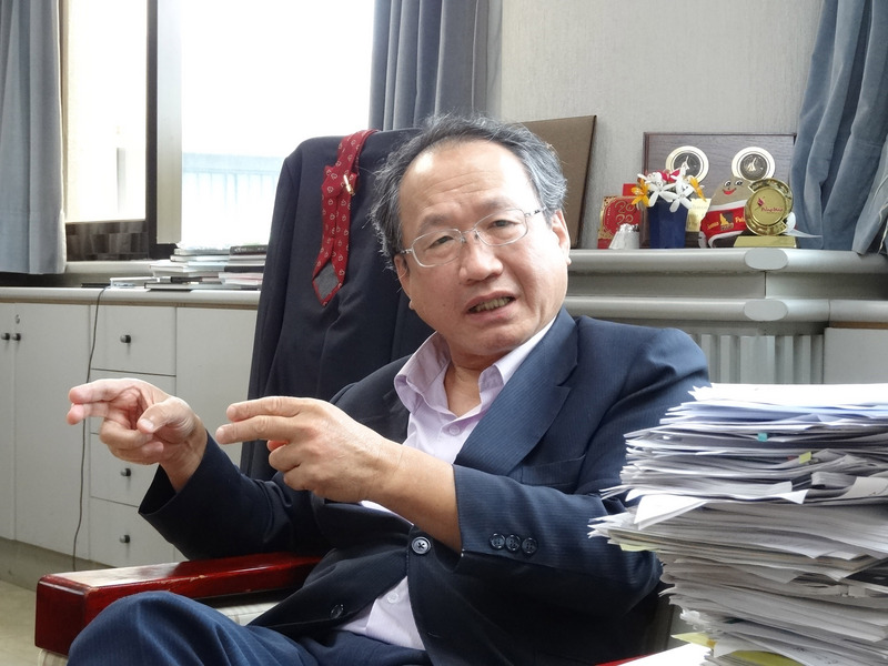 農委會副主委黃金城16日表示，因應中國沿海爆發甲殼類的十足目虹彩病毒疫情，全台蝦場展開監測。(圖：中央社)
