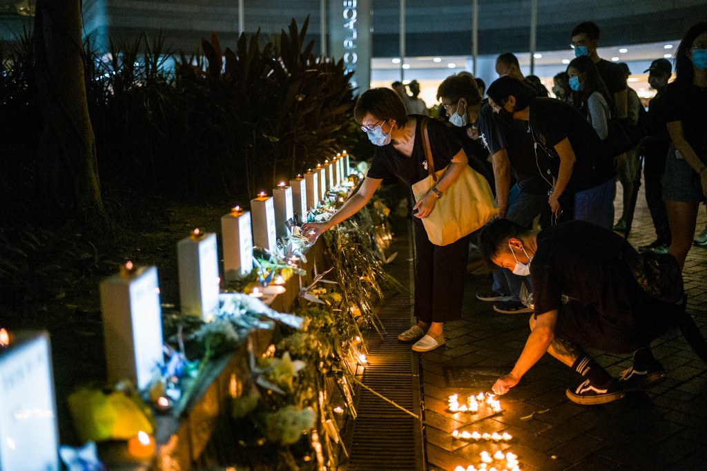 6月15日是香港反送中第一位犧牲者梁凌杰逝世滿週年的日子，香港各地發起悼念活動，一萬多人排隊獻花。(AFP)