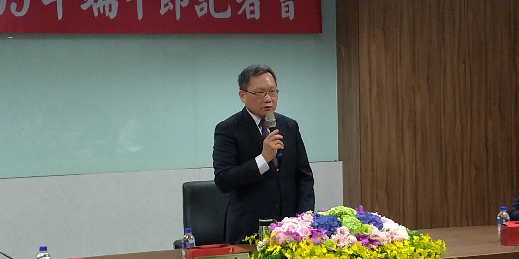 財政部長蘇建榮16日宣布財政部相關的11項後疫情的振興措施。(圖/陳林幸虹 攝)