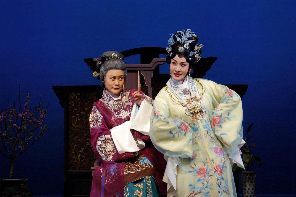 魏海敏(右)與王海玲(左)在「王熙鳳大鬧寧國府」中同台飆戲，該劇也是國光劇團在疫情解封後上演的第一齣戲。(國光劇團提供)