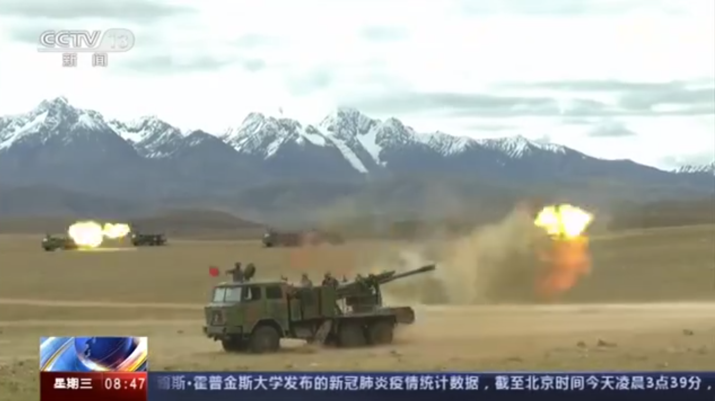 中國央視17日播放共軍西藏軍區先前進行實戰演訓的畫面，被認為有警告印度及安撫民眾議論的意圖。(圖擷自微博)
