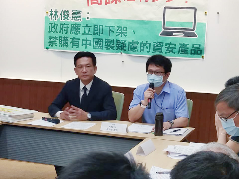 民進黨立委林俊憲(左)提醒，政府應該加強防堵假裝成外資的中資公司，以免出現資安破口。(王韋婷攝)