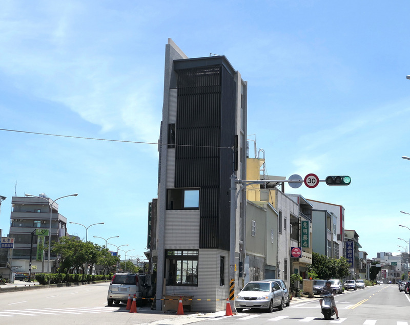 苗栗大埔張藥房拆除事件即將屆滿7年，經爭取原地重建，現已接近完工，以現代化嶄新面貌重新矗立竹南鎮公義路與仁愛路口。(圖：中央社)
