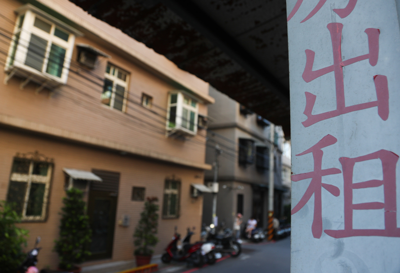 台北房價居高不下，雅房、套房成為單身或年輕租屋族的選擇。圖為雅房出租廣告。(中央社資料照片)
