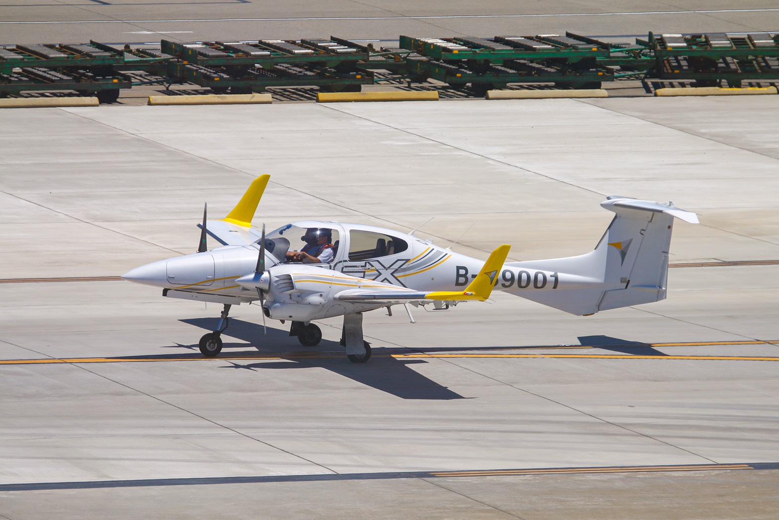 安捷教練機DA42NG於16日中午飛抵桃園國際機場。（照片提供：現場航迷授權提供）