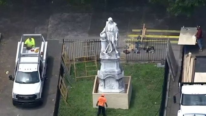 美國密蘇里州聖路易市官員16日表示，已移除一座公園內的哥倫布雕像。(圖取自推特)