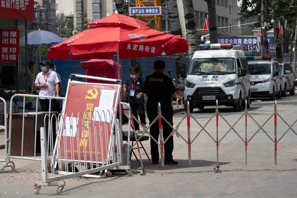 北京疫情防控升級！北京市16日晚上把突發應變調升至二級，並祭出「半封城」措施。(美聯社/達志影像)