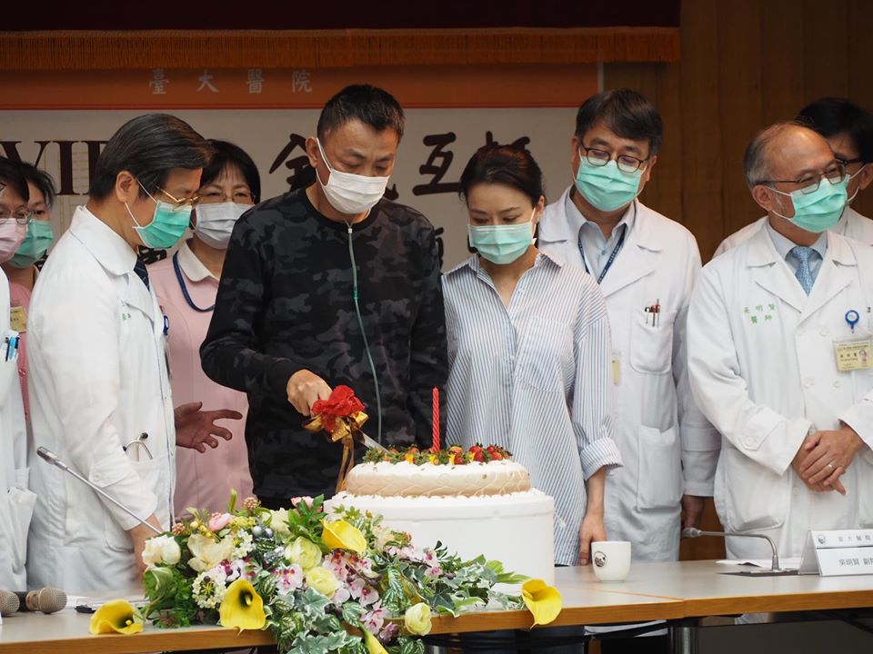 台大醫院今天(18日)邀請一度陷入重症、使用葉克膜天數為全台最久的A先生舉行康復記者會，分享治療心路歷程。由於台大醫護人員不僅跨科別協力治療，醫師跟護理師也組成照護小組協助拍痰，讓A先生一開口就用3個感謝，讓他沒踏進鬼門關。(蕭照平 攝)