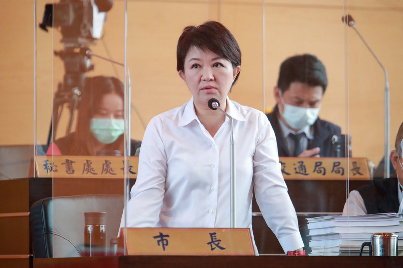 台中市長盧秀燕今天在市議會備詢時指出，對於這對夫婦有無穿防護衣搭機，中央並沒有硬性規定，但疫調過程中應據實以告。(圖：中央社)