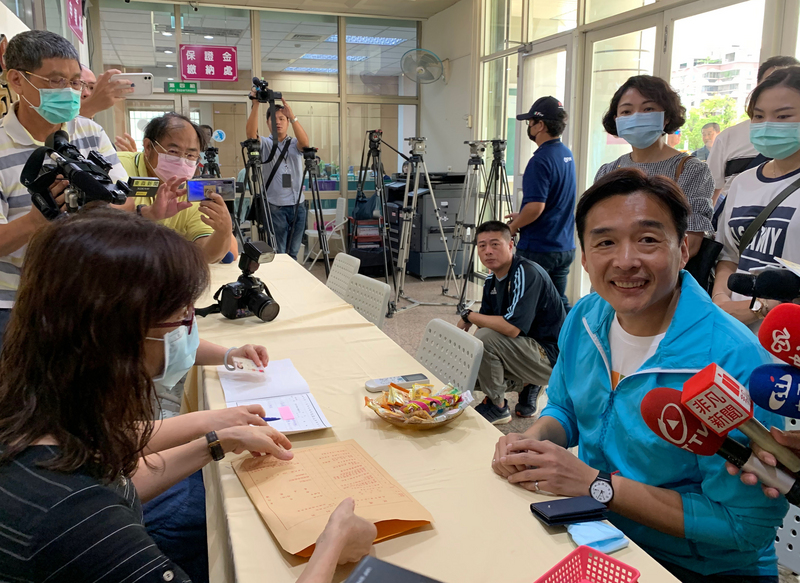 前高雄市長韓國瑜任內的民政局長曹桓榮(前右)18日到高雄市選舉委員會領表，表態參加市長補選。(圖：中央社)