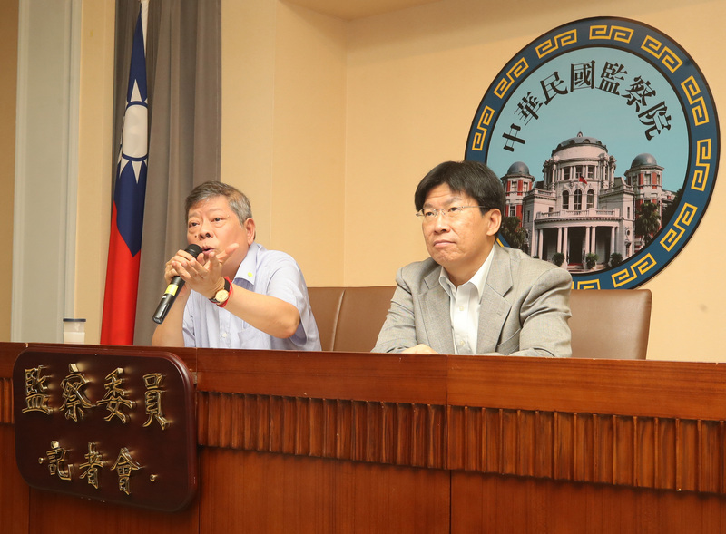 監察委員趙永清（左）17日指出，政治獻金法實施18年以來，總額達332億多元，半數以上來自個人捐贈。(中央社資料照)