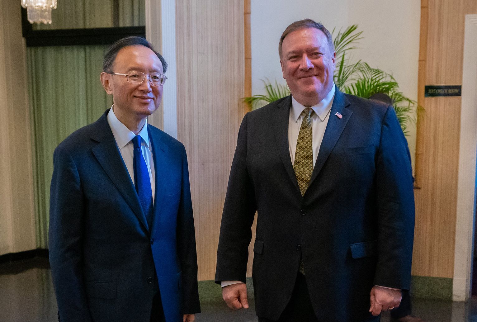美國國務卿蓬佩奧(Mike Pompeo)與中共中央政治局委員、中央外事工作委員會辦公室主任楊潔篪在夏威夷會面。 (圖:美國國務院)
