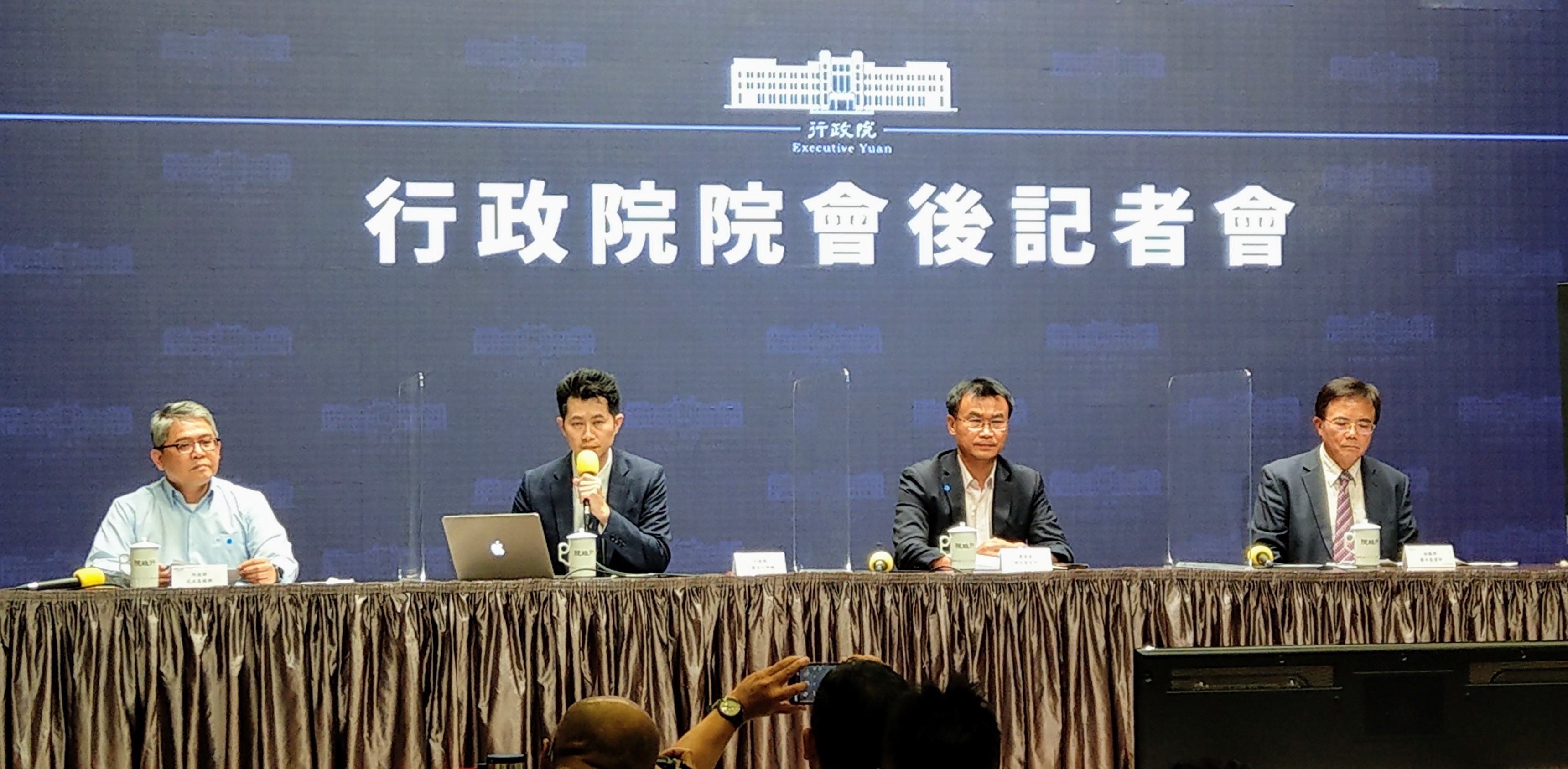 針對刑事補償法修正，丁怡銘(左2)轉述，行政院長蘇貞昌認為這是蔡政府司法改革的重要方向。(劉品希 攝)