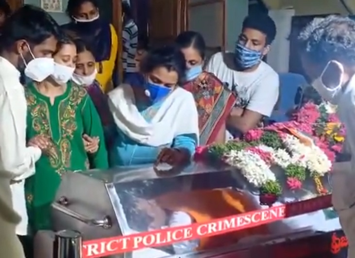 印度18日為在邊境衝突中喪生的部份印度士兵準備舉行葬禮。(圖擷自推特)