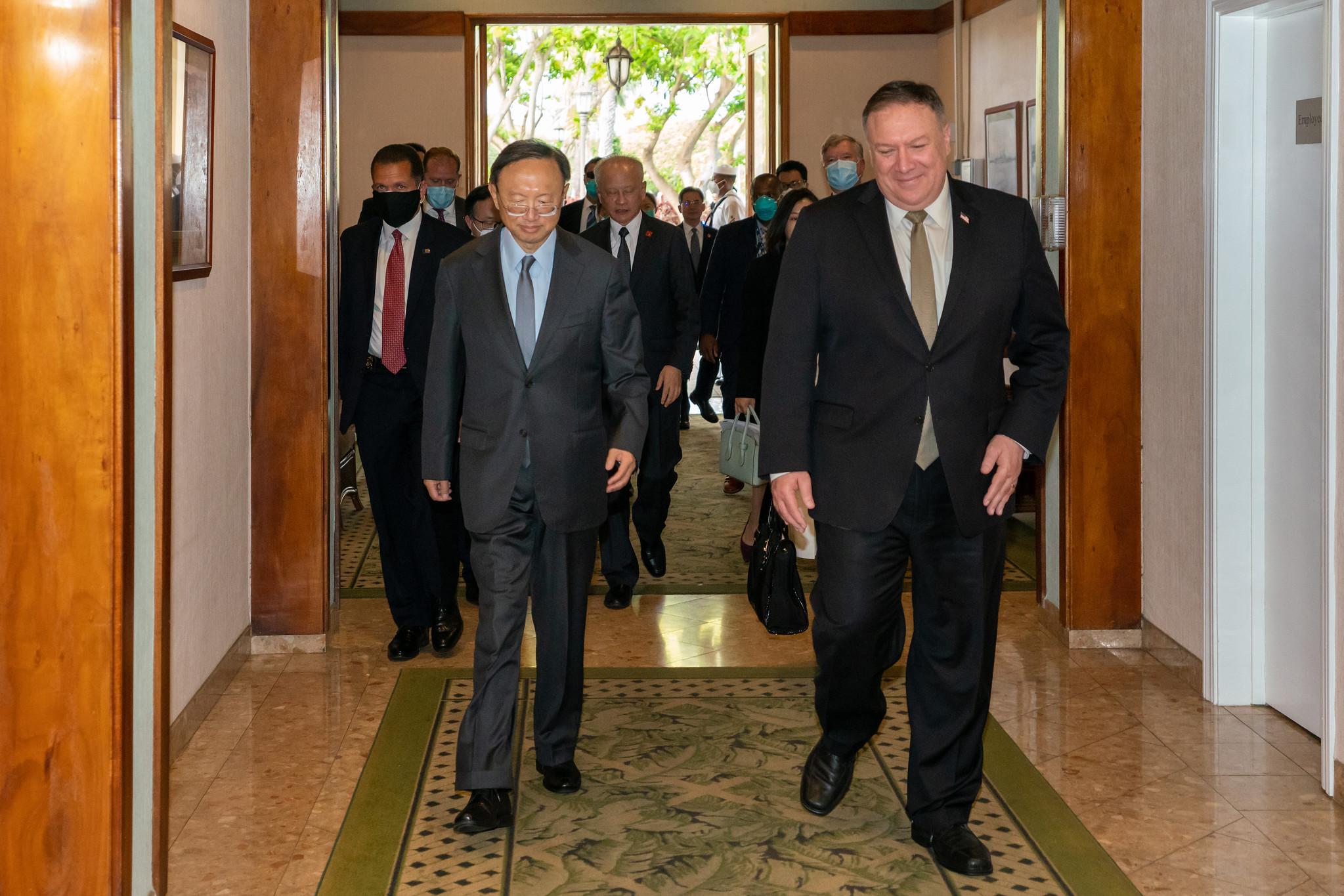 美國國務卿蓬佩奧(Mike Pompeo)與中共中央政治局委員、中央外事工作委員會辦公室主任楊潔篪在夏威夷會面。 (圖:美國國務院)