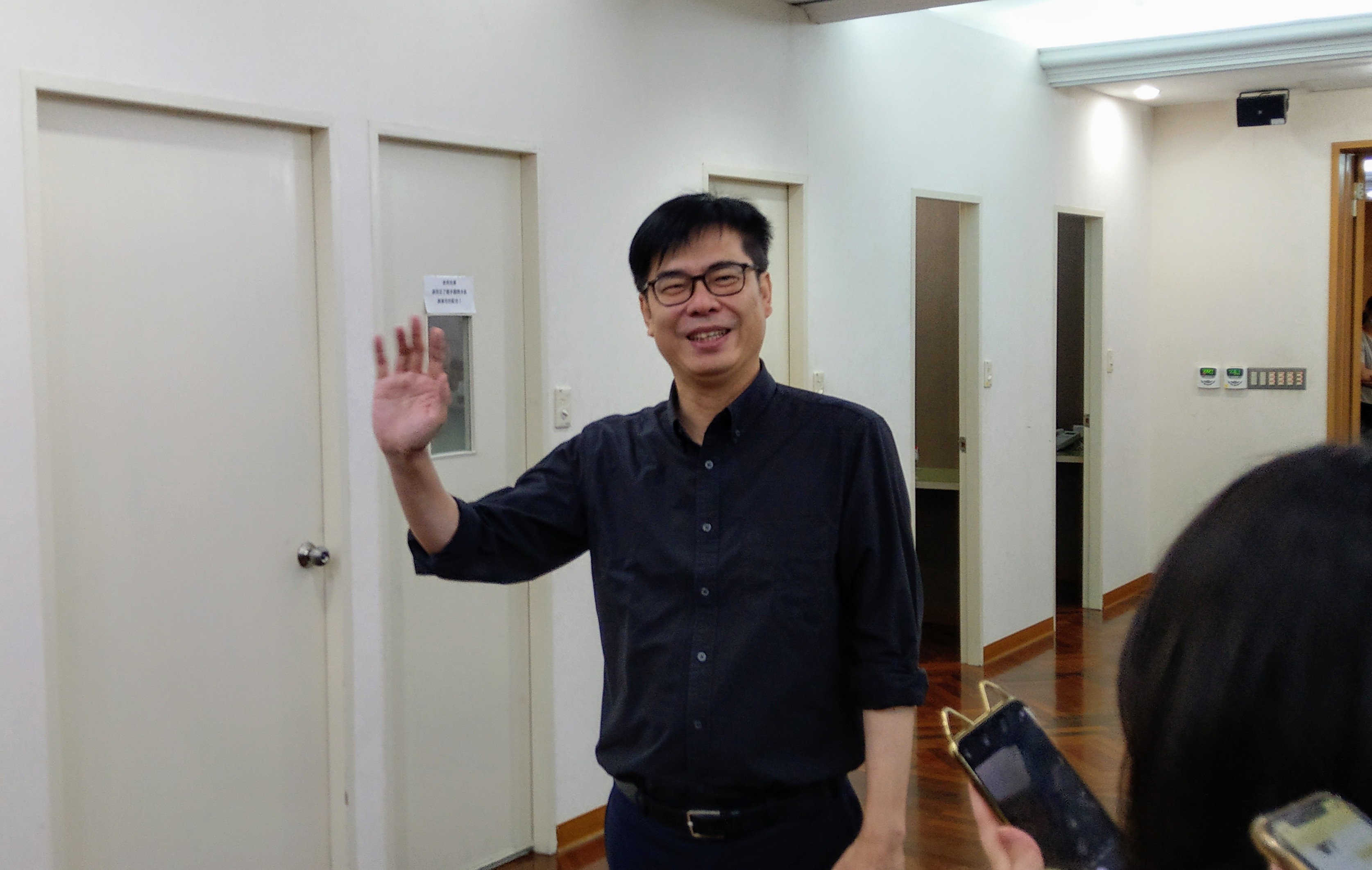 陳其邁請辭投入高市長補選，18日上午出席任內最後一次行政院會，並到行政院記者室向記者道別。(劉品希 攝)