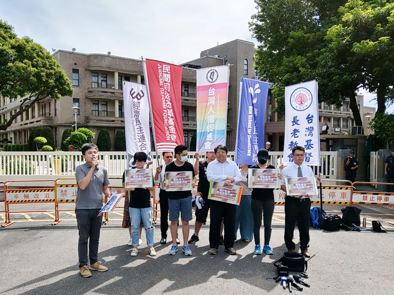 民間團體19日在行政院前舉行記者會，針對政府的「香港人道援助關懷行動專案」提出進一步完善建言 (央廣記者王照坤 攝)